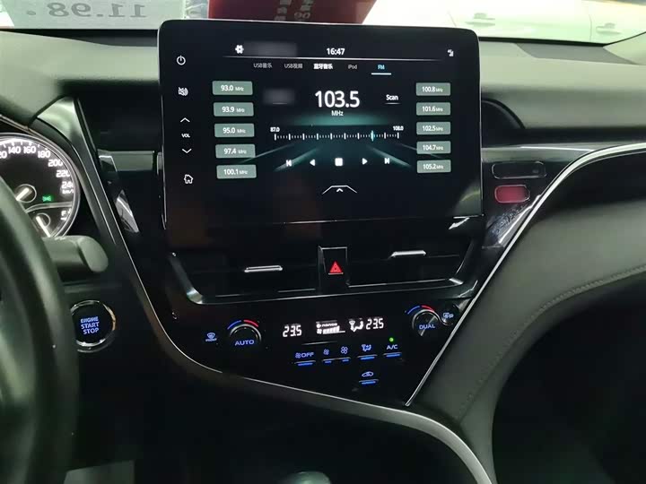 Фото 7 - Toyota Camry