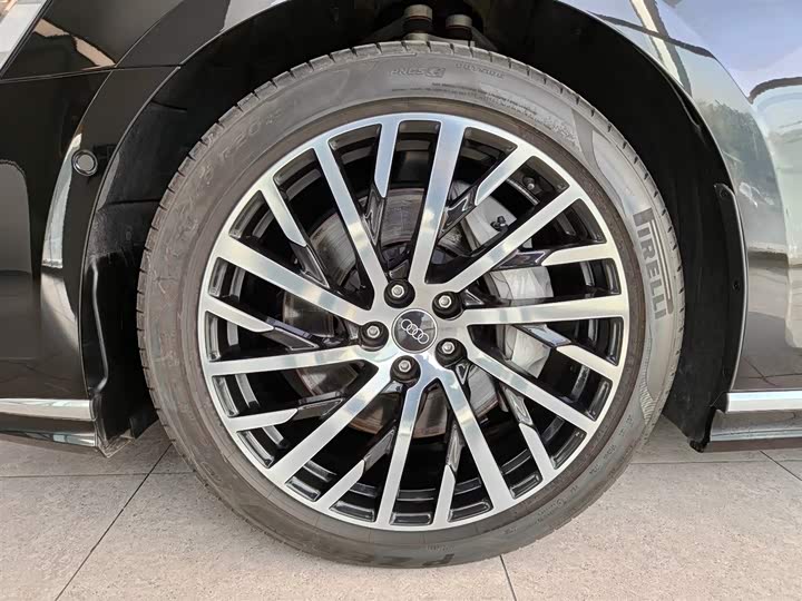 Фото 14 - Audi A8