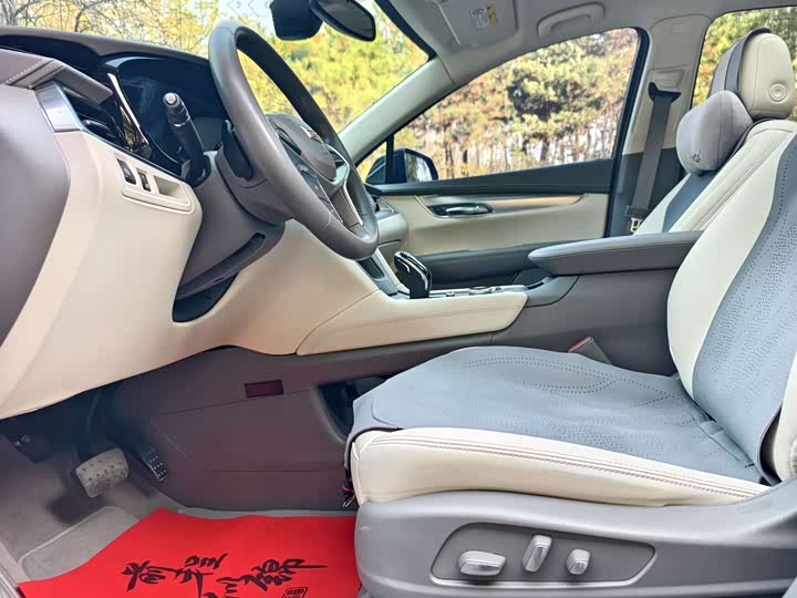 Фото 10 - Cadillac XT5