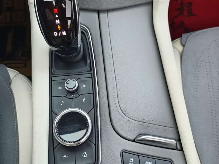 Фото 18 - Cadillac XT5