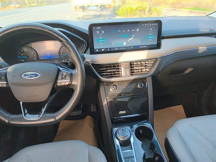 Фото 13 - Ford Escape