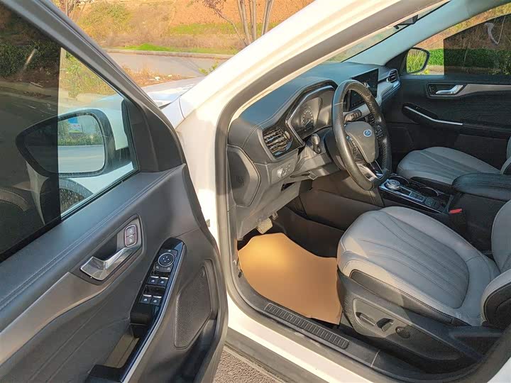 Фото 16 - Ford Escape