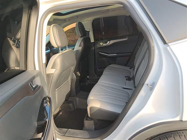 Фото 17 - Ford Escape