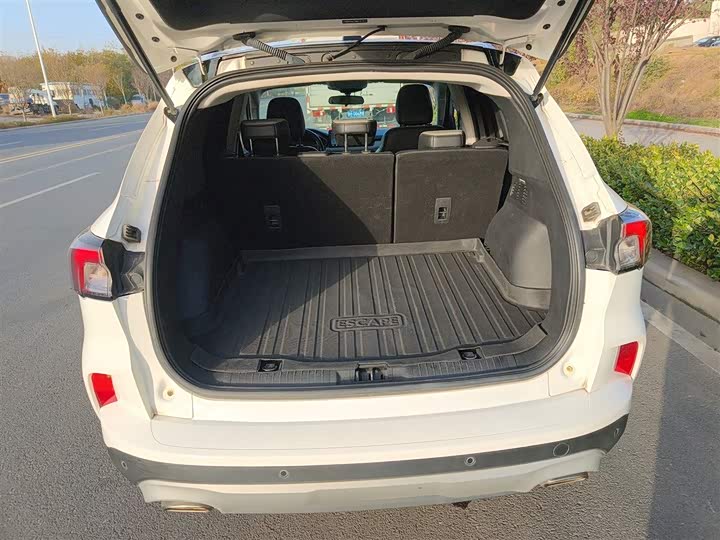 Фото 19 - Ford Escape