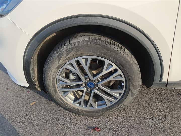 Фото 23 - Ford Escape