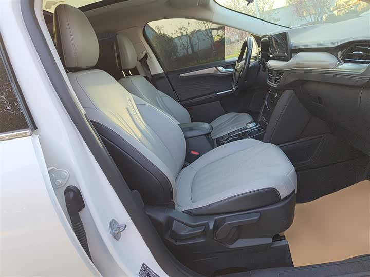 Фото 25 - Ford Escape