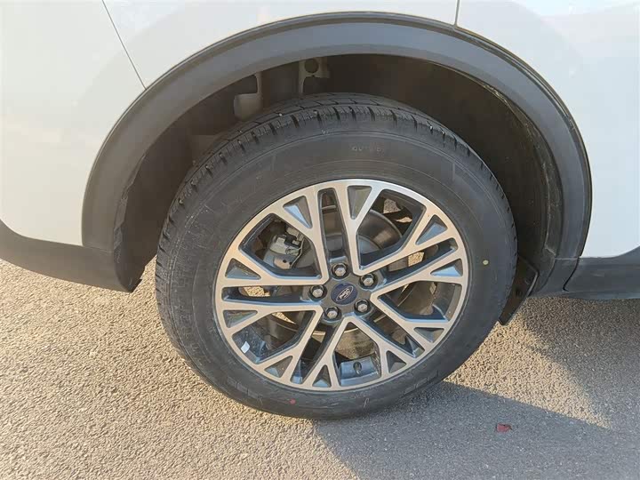 Фото 26 - Ford Escape