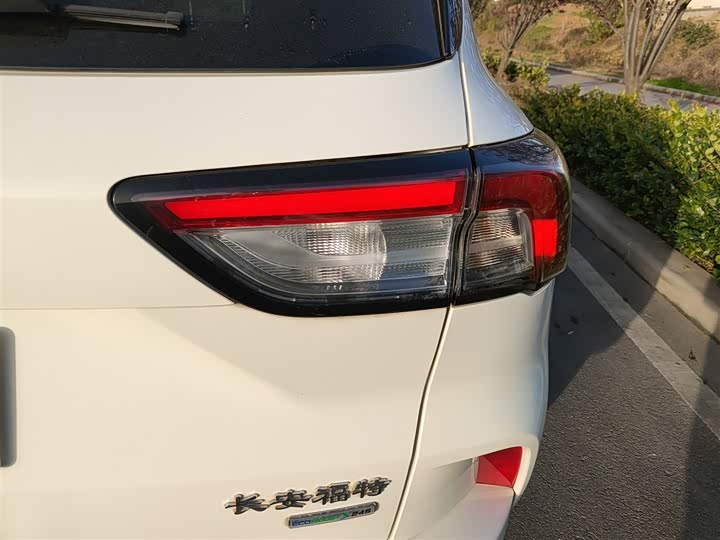 Фото 8 - Ford Escape