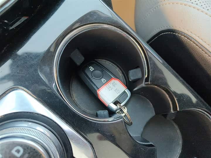 Фото 9 - Ford Escape