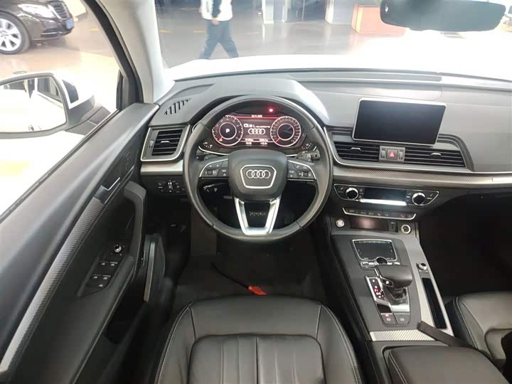 Фото 11 - Audi Q5L