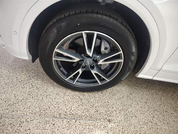 Фото 23 - Audi Q5L