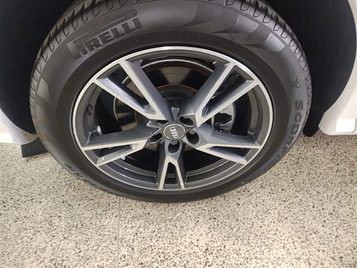 Фото 26 - Audi Q5L