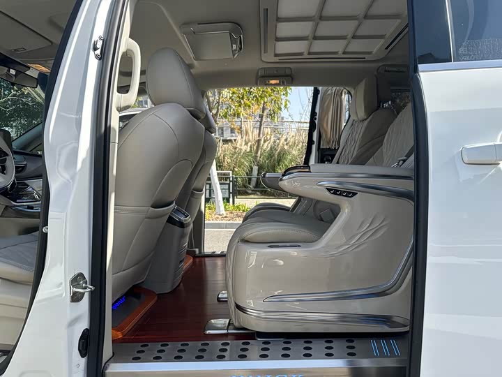 Фото 11 - Buick GL8 ES