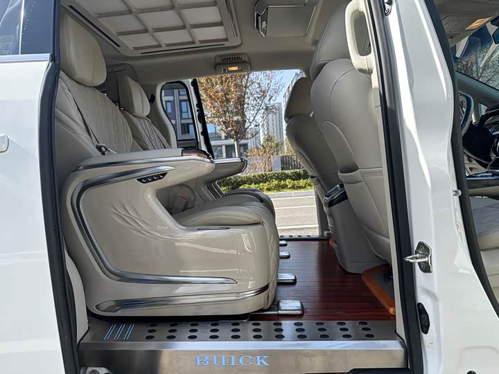 Фото 12 - Buick GL8 ES