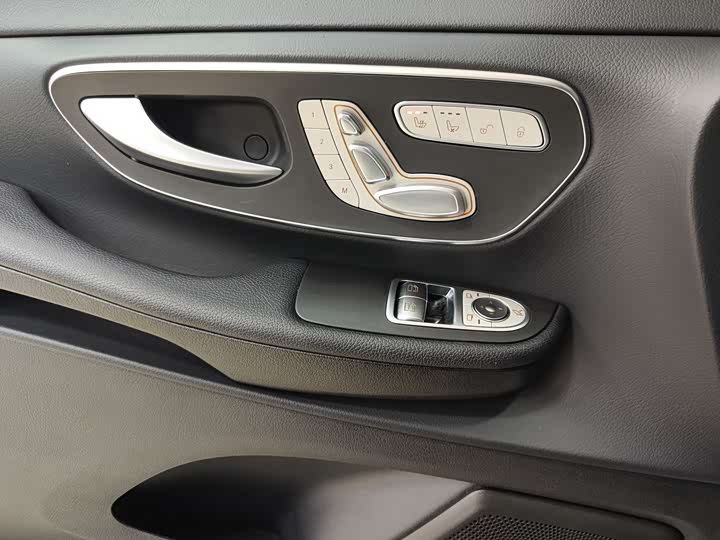 Фото 18 - Mercedes-Benz V-Class