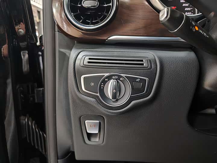 Фото 19 - Mercedes-Benz V-Class