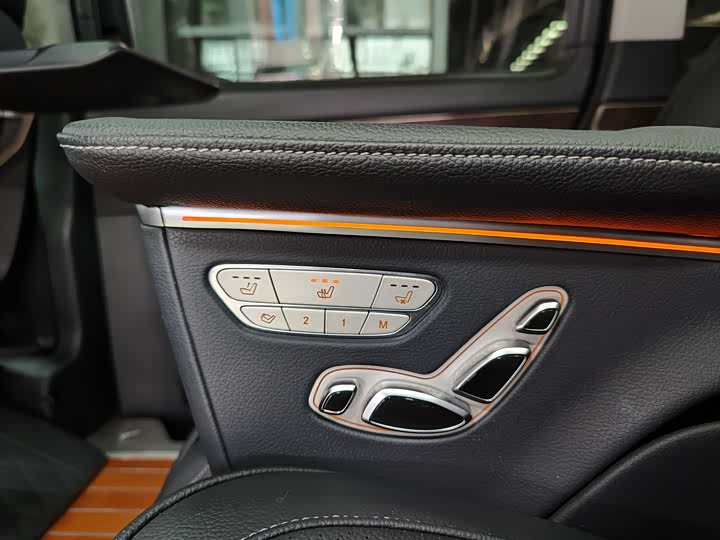 Фото 21 - Mercedes-Benz V-Class