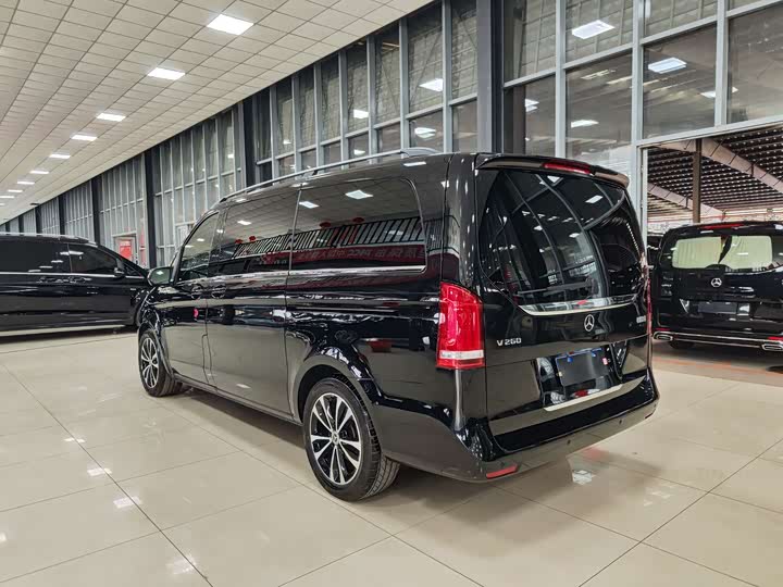 Фото 27 - Mercedes-Benz V-Class