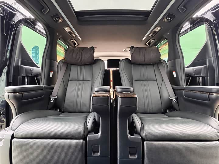 Фото 19 - Toyota Vellfire