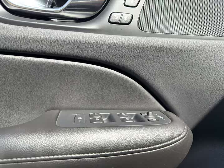 Фото 15 - Volvo S60