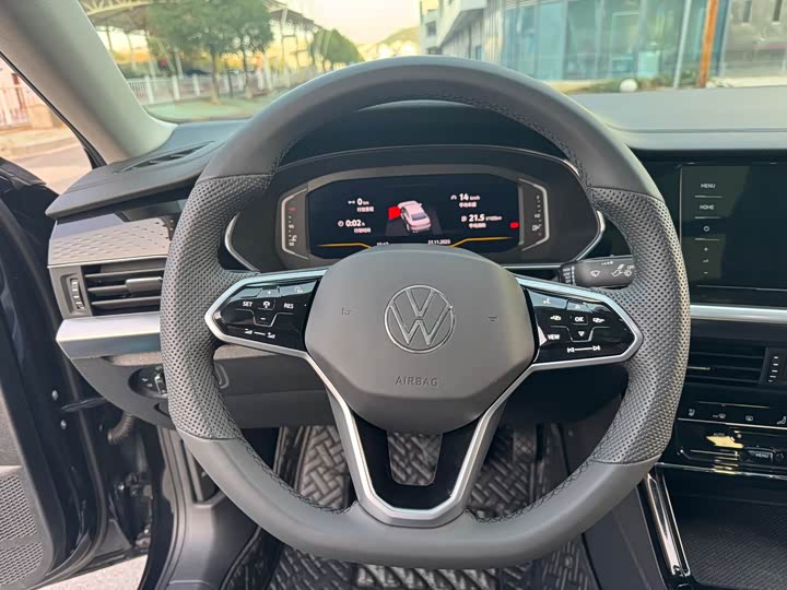 Фото 12 - Volkswagen Passat