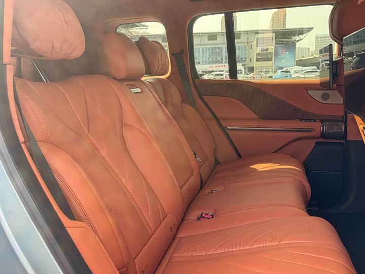 Фото 19 - BYD Yangwang U8