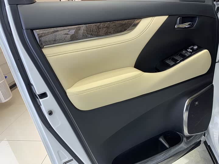 Фото 9 - Toyota Alphard