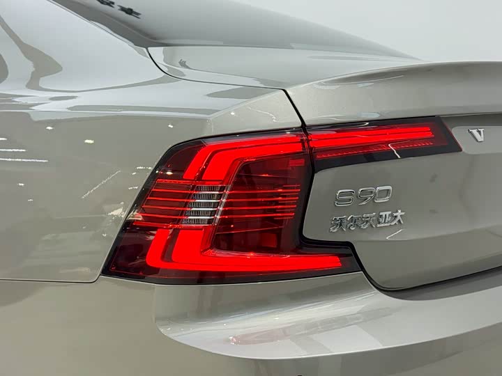 Фото 8 - Volvo S90