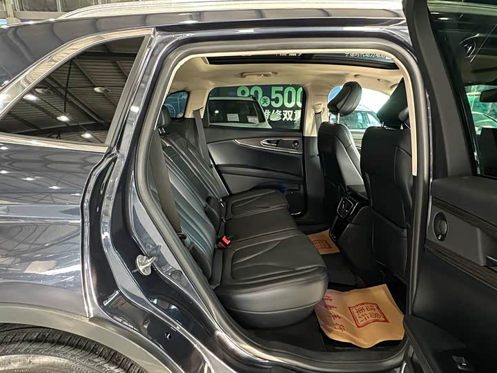 Фото 10 - Lincoln Nautilus