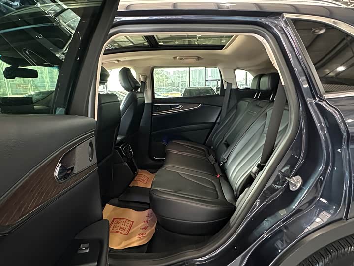 Фото 3 - Lincoln Nautilus