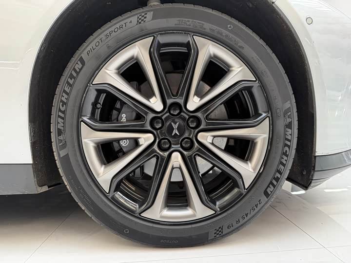 Фото 13 - XPeng P7