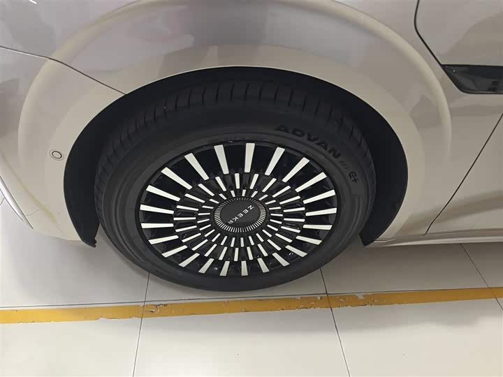 Фото 23 - Zeekr 009