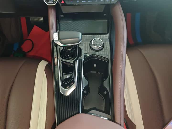 Фото 14 - Geely Monjaro