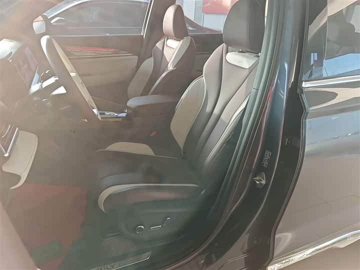 Фото 15 - Geely Monjaro