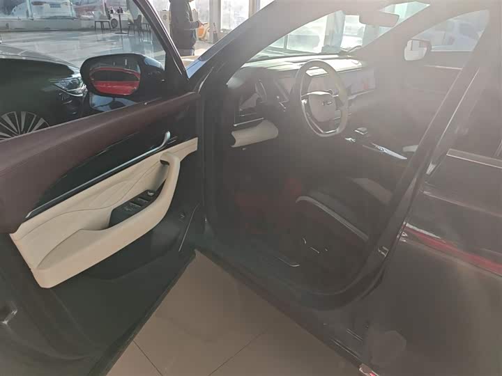 Фото 16 - Geely Monjaro