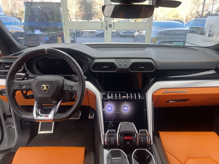 Фото 10 - Lamborghini Urus