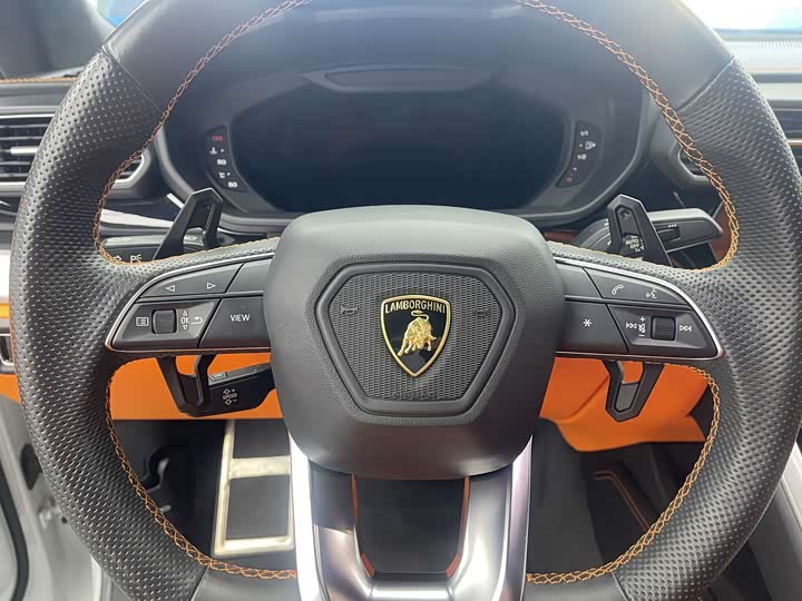 Фото 11 - Lamborghini Urus