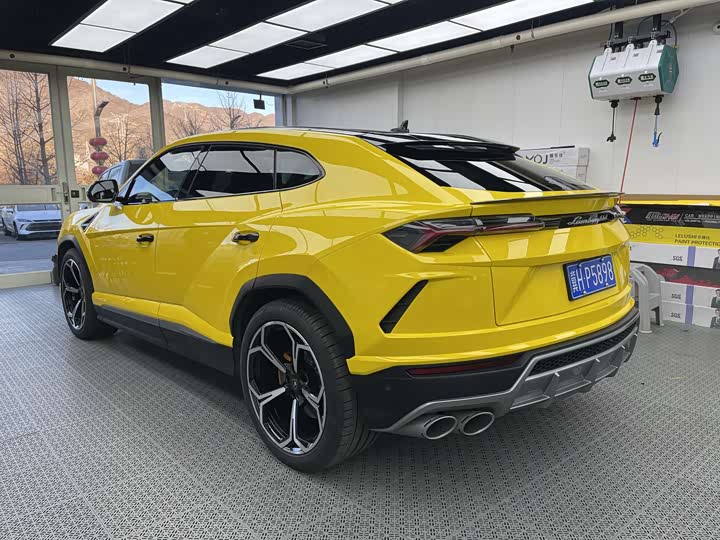 Фото 2 - Lamborghini Urus