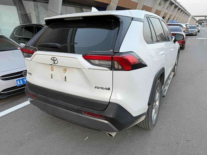 Фото 4 - Toyota RAV4