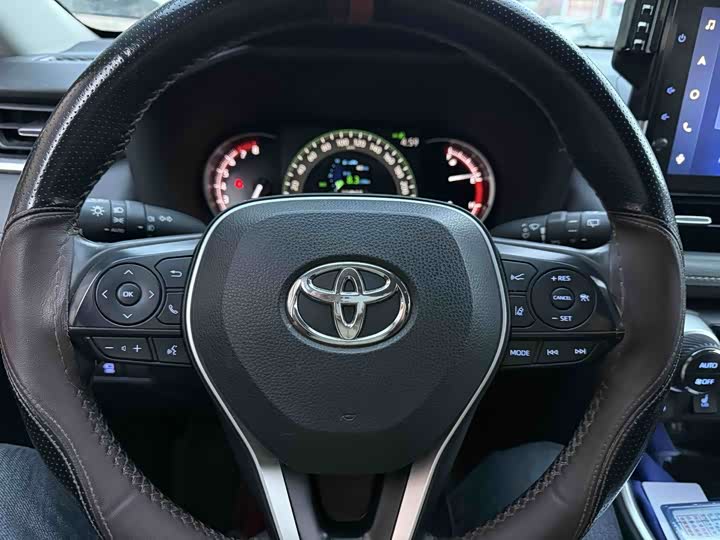 Фото 6 - Toyota RAV4