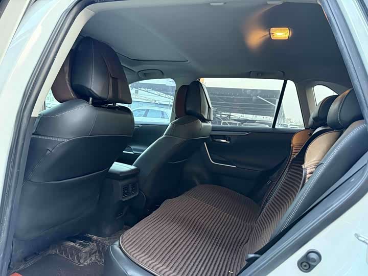 Фото 9 - Toyota RAV4