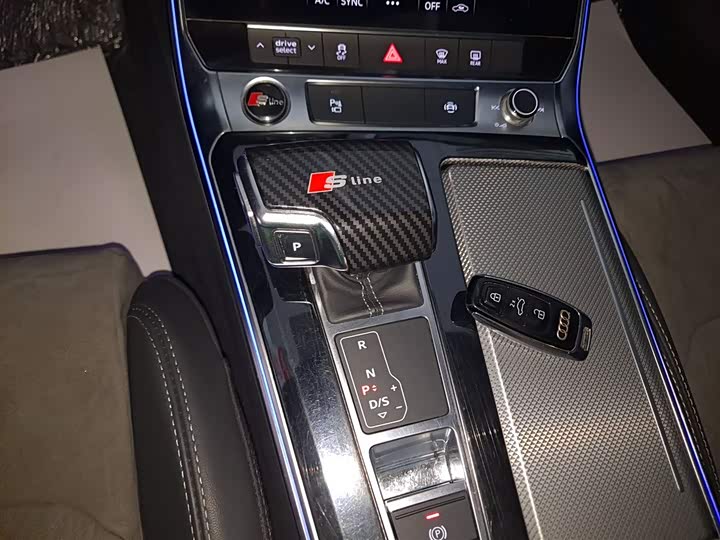 Фото 14 - Audi A6L