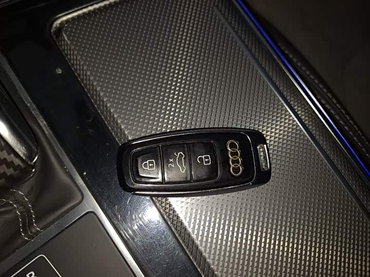 Фото 9 - Audi A6L