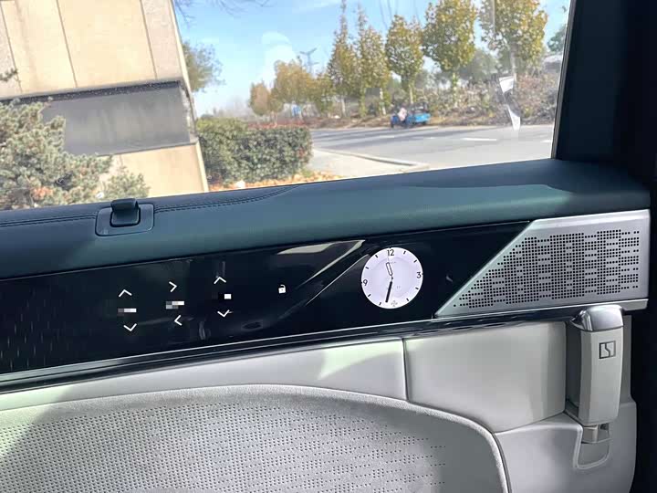 Фото 16 - Zeekr 009