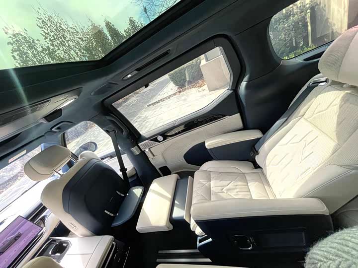 Фото 17 - Zeekr 009