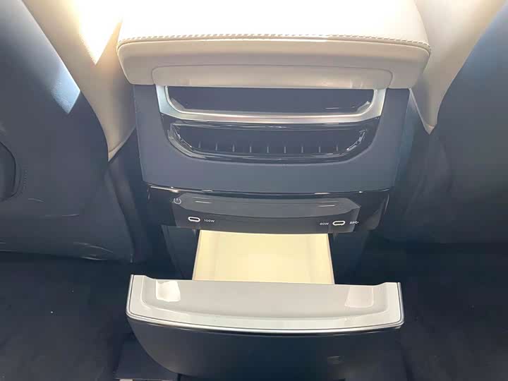 Фото 20 - Zeekr 009