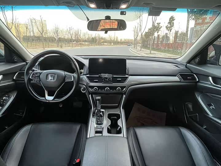 Фото 8 - Honda Accord