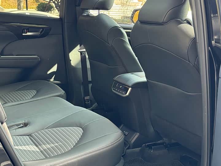 Фото 18 - Toyota Crown Kluger