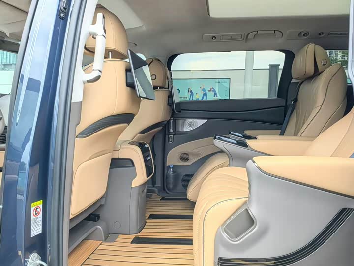 Фото 7 - Denza D9