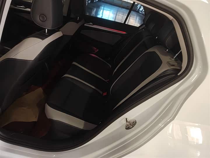 Фото 17 - Volkswagen Golf